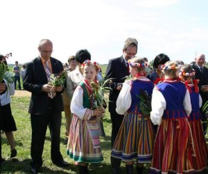 ZIELONE ŚWIĄTKI POD WIATRAKIEM ZIELONE ŚWIĄTKI POD WIATRAKIEM