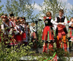 ZIELONE ŚWIĄTKI POD WIATRAKIEM ZIELONE ŚWIĄTKI POD WIATRAKIEM