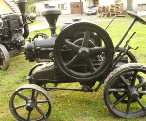 ciągnik LANZ HM-8 Mops z 1923 r. ciągnik LANZ HM-8 Mops z 1923 r.