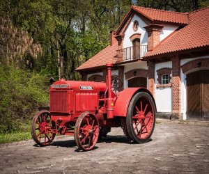 Najstarsze ciągniki w Polsce przyjechały do ciechanowieckiego Muzeum