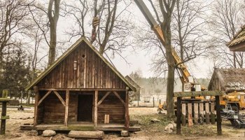 Translokacja spichlerza w zagrodzie leśnej