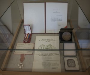 Fotorelaja z oddsłonięcia tablicy pamiątkowej poświęconej prof. dr hab. Janowi Tropile Fotorelaja z oddsłonięcia tablicy pamiątkowej poświęconej prof. dr hab. Janowi Tropile