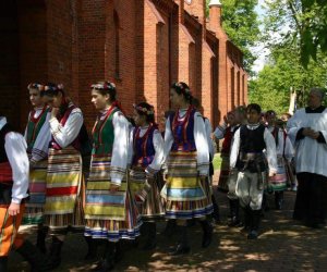 ZIELONE ŚWIĄTKI POD WIATRAKIEM ZIELONE ŚWIĄTKI POD WIATRAKIEM