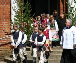 ZIELONE ŚWIĄTKI POD WIATRAKIEM ZIELONE ŚWIĄTKI POD WIATRAKIEM
