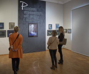 Fotorelacja z wernisażu "Pastelowe wspomnienia: mój makro- i mikroświat"