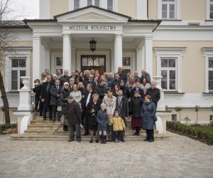 Fotorelaja z oddsłonięcia tablicy pamiątkowej poświęconej prof. dr hab. Janowi Tropile Fotorelaja z oddsłonięcia tablicy pamiątkowej poświęconej prof. dr hab. Janowi Tropile