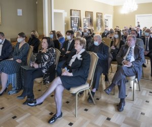 Fotorelaja z oddsłonięcia tablicy pamiątkowej poświęconej prof. dr hab. Janowi Tropile