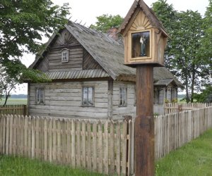 Kapliczka z figurą św. Antoniego w Drewnowie Kapliczka z figurą św. Antoniego w Drewnowie