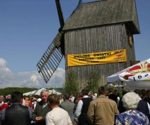 ZIELONE ŚWIĄTKI POD WIATRAKIEM ZIELONE ŚWIĄTKI POD WIATRAKIEM