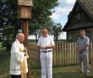 Kapliczka z figurą św. Antoniego w Drewnowie Kapliczka z figurą św. Antoniego w Drewnowie