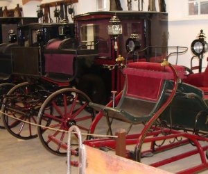 NIETUZINKOWE POJAZDY ZAPRZĘGOWE W ZABYTKOWEJ POWOZOWNI MUZEUM ROLNICTWA W CIECHANOWCU