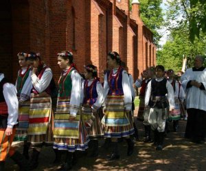 ZIELONE ŚWIĄTKI POD WIATRAKIEM ZIELONE ŚWIĄTKI POD WIATRAKIEM