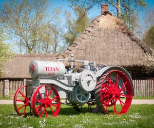 Najstarsze ciągniki w Polsce przyjechały do ciechanowieckiego Muzeum
