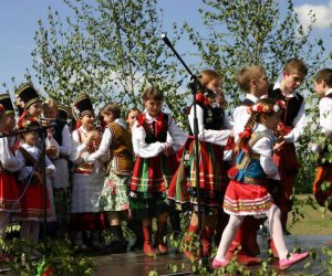 ZIELONE ŚWIĄTKI POD WIATRAKIEM ZIELONE ŚWIĄTKI POD WIATRAKIEM