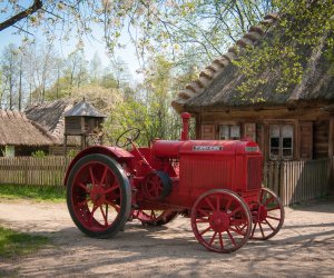 NIECOdziennik Muzealny- McCormick-Deering 10-20 na stalowych kołach NIECOdziennik Muzealny- McCormick-Deering 10-20 na stalowych kołach