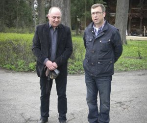 Popularny dziennikarz Maciej Orłoś z ekipą telewizyjną w Muzeum Rolnictwa w Ciechanowcu Popularny dziennikarz Maciej Orłoś z ekipą telewizyjną w Muzeum Rolnictwa w Ciechanowcu