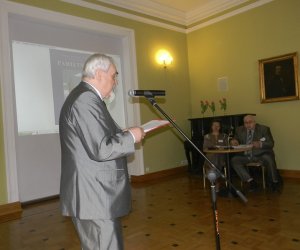 "Rośliny w farmacji" XXII Sympozjum Historii Farmacji w Muzeum Rolnictwa im. ks. K. Kluka w Ciechanowcu "Rośliny w farmacji" XXII Sympozjum Historii Farmacji w Muzeum Rolnictwa im. ks. K. Kluka w Ciechanowcu