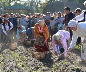 JESIEŃ W POLU I ZAGRODZIE w ramach Europejskich Dni Dziedzictwa 18 września 2016 r. JESIEŃ W POLU I ZAGRODZIE w ramach Europejskich Dni Dziedzictwa 18 września 2016 r.