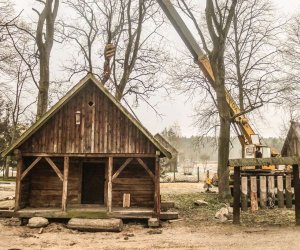 Translokacja spichlerza w zagrodzie leśnej Translokacja spichlerza w zagrodzie leśnej