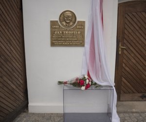 Fotorelaja z oddsłonięcia tablicy pamiątkowej poświęconej prof. dr hab. Janowi Tropile Fotorelaja z oddsłonięcia tablicy pamiątkowej poświęconej prof. dr hab. Janowi Tropile
