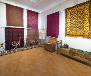 Nowa wystawa - "O wątku i osnowie. Tkaniny z kolekcji Muzeum Rolnictwa im. ks. Krzysztofa Kluka w Ciechanowcu." 20.03. - 02.06.2023 r. Nowa wystawa - "O wątku i osnowie. Tkaniny z kolekcji Muzeum Rolnictwa im. ks. Krzysztofa Kluka w Ciechanowcu." 20.03. - 02.06.2023 r.