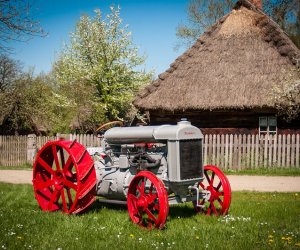 Najstarsze ciągniki w Polsce przyjechały do ciechanowieckiego Muzeum