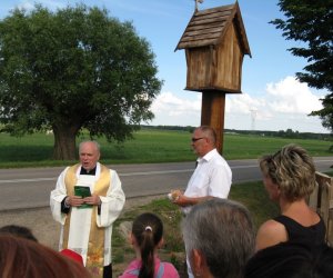 Kapliczka z figurą św. Antoniego w Drewnowie Kapliczka z figurą św. Antoniego w Drewnowie