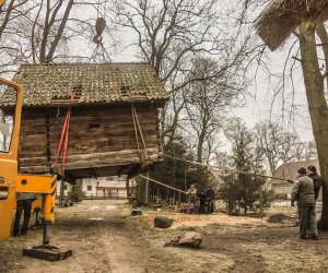 Translokacja spichlerza w zagrodzie leśnej Translokacja spichlerza w zagrodzie leśnej
