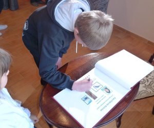 Z drugiej strony zielonego lustra