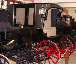 NIETUZINKOWE POJAZDY ZAPRZĘGOWE W ZABYTKOWEJ POWOZOWNI MUZEUM ROLNICTWA W CIECHANOWCU