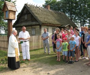 Kapliczka z figurą św. Antoniego w Drewnowie Kapliczka z figurą św. Antoniego w Drewnowie