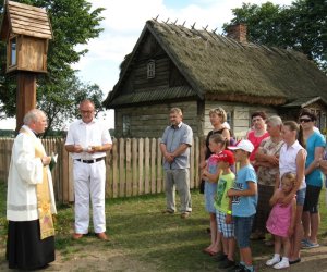 Kapliczka z figurą św. Antoniego w Drewnowie Kapliczka z figurą św. Antoniego w Drewnowie