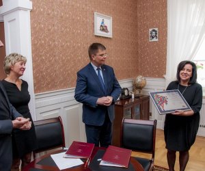 Uroczyste podpisanie umowy na realizację projektu „Restauracja obiektów zespołu pałacowo-parkowego wraz  z konserwacją muzealiów  Muzeum Rolnictwa im. ks. Krzysztofa Kluka w Ciechanowcu” w ramach Regionalnego Programu Operacyjnego Województwa Podlaskiego na lata 2014-2020