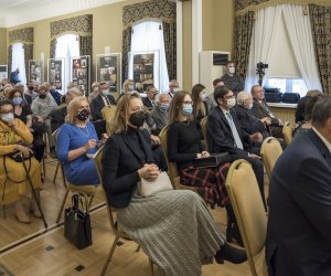 Fotorelaja z oddsłonięcia tablicy pamiątkowej poświęconej prof. dr hab. Janowi Tropile Fotorelaja z oddsłonięcia tablicy pamiątkowej poświęconej prof. dr hab. Janowi Tropile