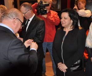 Odznaka honorowa "Zasłużony dla Rolnictwa" dla dyrektor Muzeum Doroty Łapiak Odznaka honorowa "Zasłużony dla Rolnictwa" dla dyrektor Muzeum Doroty Łapiak