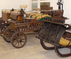 NIETUZINKOWE POJAZDY ZAPRZĘGOWE W ZABYTKOWEJ POWOZOWNI MUZEUM ROLNICTWA W CIECHANOWCU