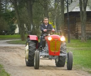 Popularny dziennikarz Maciej Orłoś z ekipą telewizyjną w Muzeum Rolnictwa w Ciechanowcu Popularny dziennikarz Maciej Orłoś z ekipą telewizyjną w Muzeum Rolnictwa w Ciechanowcu