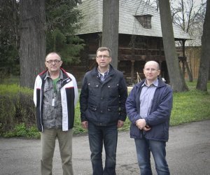 Popularny dziennikarz Maciej Orłoś z ekipą telewizyjną w Muzeum Rolnictwa w Ciechanowcu Popularny dziennikarz Maciej Orłoś z ekipą telewizyjną w Muzeum Rolnictwa w Ciechanowcu