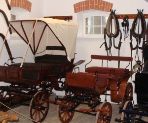 NIETUZINKOWE POJAZDY ZAPRZĘGOWE W ZABYTKOWEJ POWOZOWNI MUZEUM ROLNICTWA W CIECHANOWCU