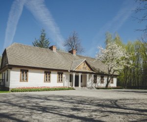 Dwór myśliwski z Siemion z 1858 r. (dawna własność hr. Potockich z Rudki) Dwór myśliwski z Siemion z 1858 r. (dawna własność hr. Potockich z Rudki)