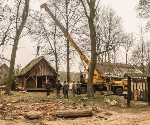 Translokacja spichlerza w zagrodzie leśnej