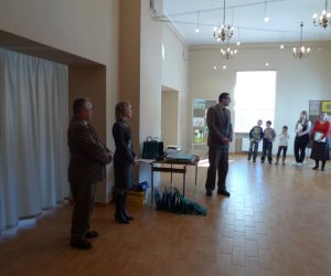 Z drugiej strony zielonego lustra