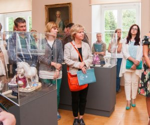 ŚWIAT KOBIECY W CZASACH OŚWIECENIA