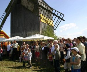 ZIELONE ŚWIĄTKI POD WIATRAKIEM ZIELONE ŚWIĄTKI POD WIATRAKIEM