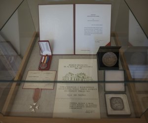 Fotorelaja z oddsłonięcia tablicy pamiątkowej poświęconej prof. dr hab. Janowi Tropile