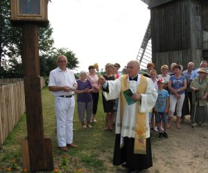 Kapliczka z figurą św. Antoniego w Drewnowie Kapliczka z figurą św. Antoniego w Drewnowie