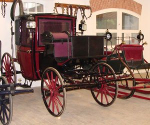 NIETUZINKOWE POJAZDY ZAPRZĘGOWE W ZABYTKOWEJ POWOZOWNI MUZEUM ROLNICTWA W CIECHANOWCU
